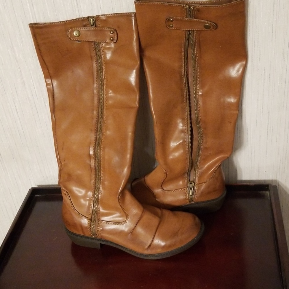 Womens tan boots.  Side zip